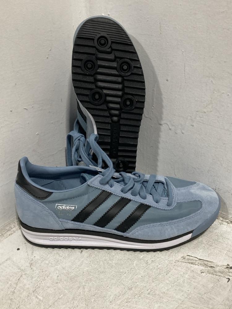 Lot 586  
            Chesterfield SR47 - Parcel Delivery Only 

                
ADIDAS GAZELLE TRAINERS IN NAVY SIZE 7 AND ADIDAS SL 72 TRAINERS IN BLUE SIZE 7.5...