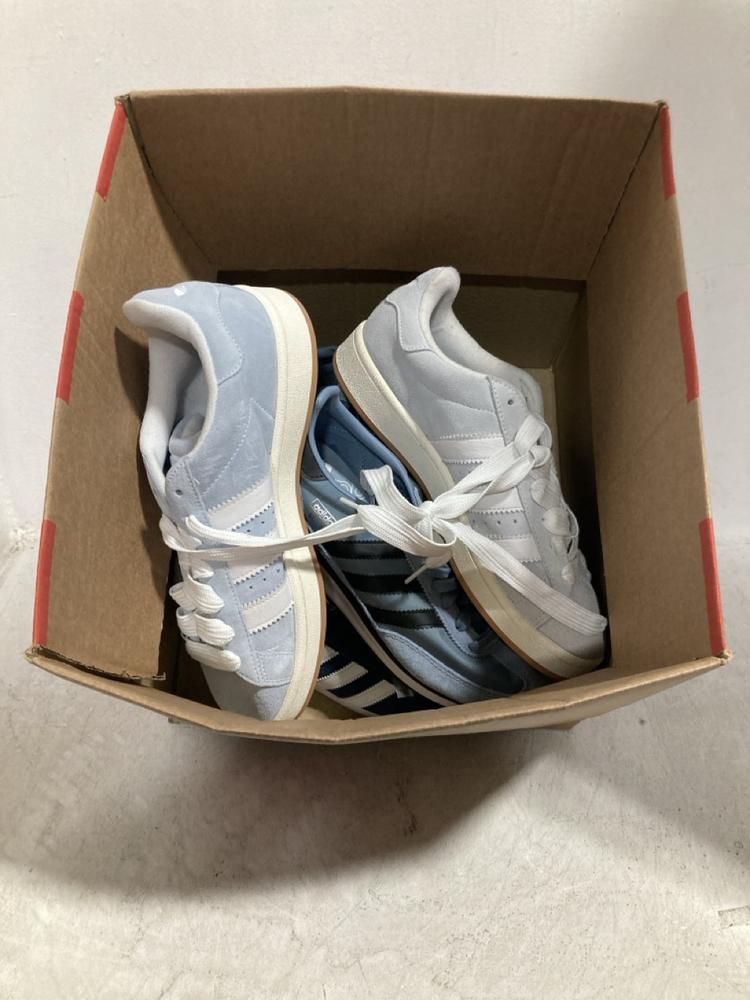 Lot 586  
            Chesterfield SR47 - Parcel Delivery Only 

                
ADIDAS GAZELLE TRAINERS IN NAVY SIZE 7 AND ADIDAS SL 72 TRAINERS IN BLUE SIZE 7.5...
