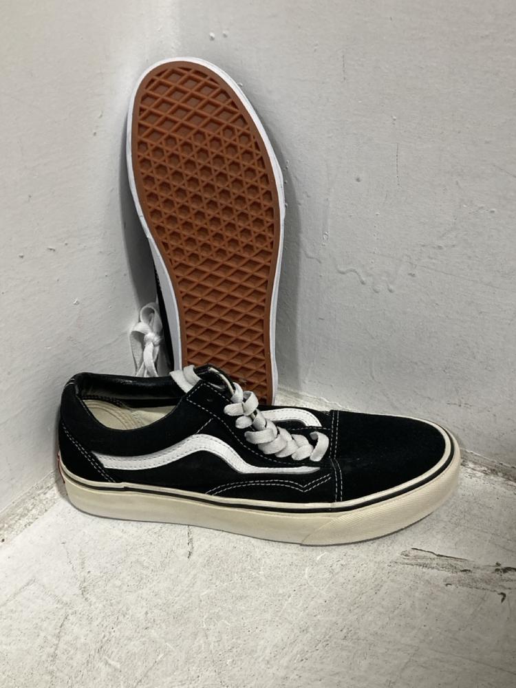 Lot 587  
            Chesterfield SR47 - Parcel Delivery Only 

                
6 X ASSORTED TRAINERS TO INCLUDE CONVERSE TRAINERS SIZES 4 AND 5 (LOCATION: G4)