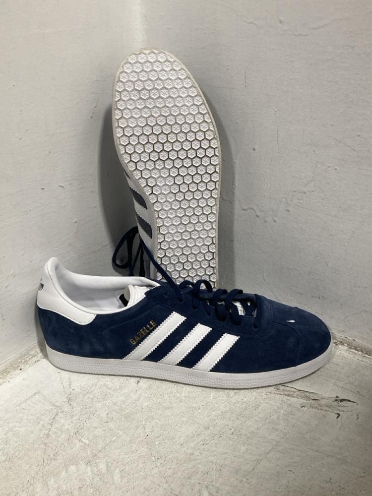 Lot 590  
            Chesterfield SR47 - Parcel Delivery Only 

                
ADIDAS GAZELLES IN BLUE SIZE 9. AND 2 X ADIDAS CAMPUS SHOES IN BLUE/ WHITE SIZE 1...
