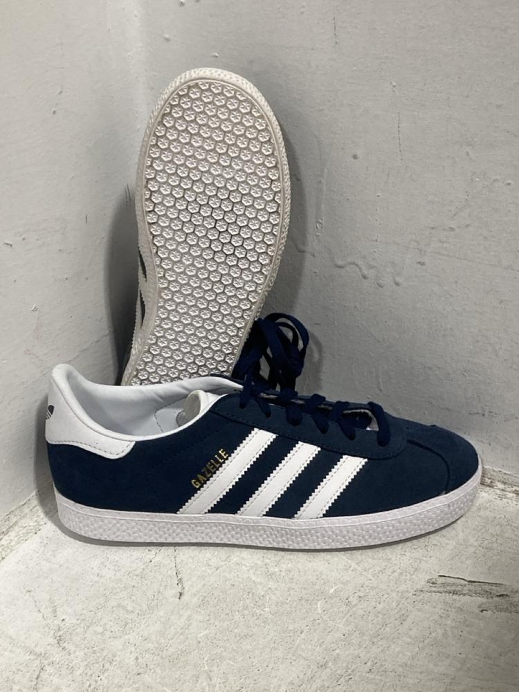 Lot 591  
            Chesterfield SR47 - Parcel Delivery Only 

                
5 X ASSORTED SHOES TO INCLUDE NIKE AIR FORCE 1 IN WHITE SIZE 3. (LOCATION: G4)