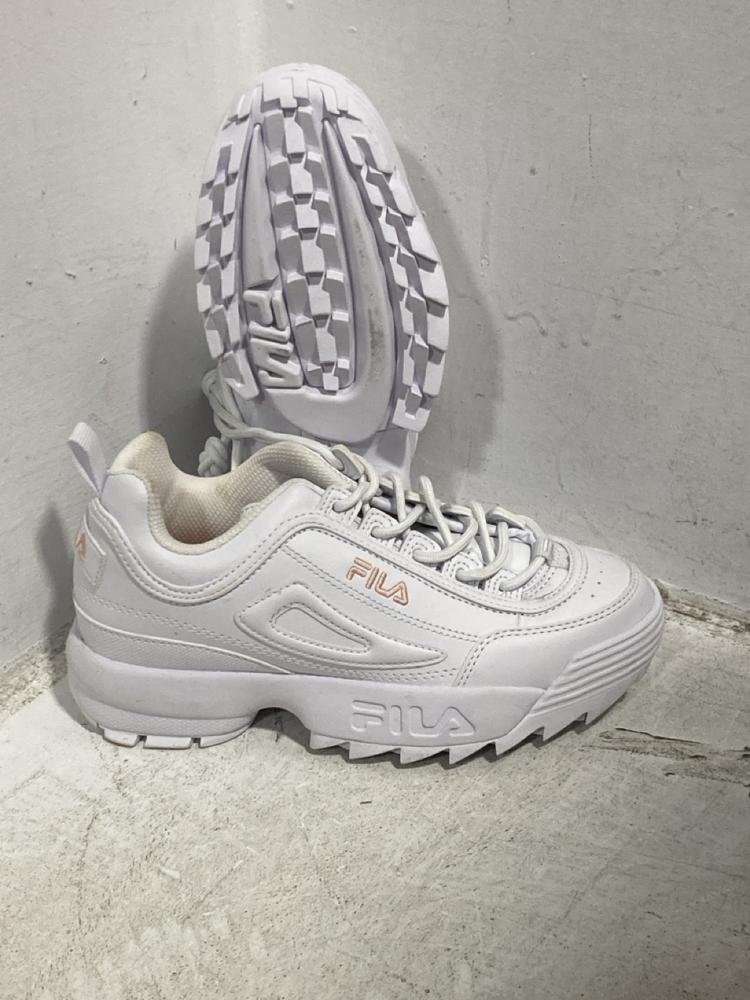 Lot 595  
            Chesterfield SR47 - Parcel Delivery Only 

                
FILA SHOES SIZE 9 & 3 AND PUMA TRAINERS SIZE 7.5 TO INCLUDE REEBOK SHOES SIZE 10....