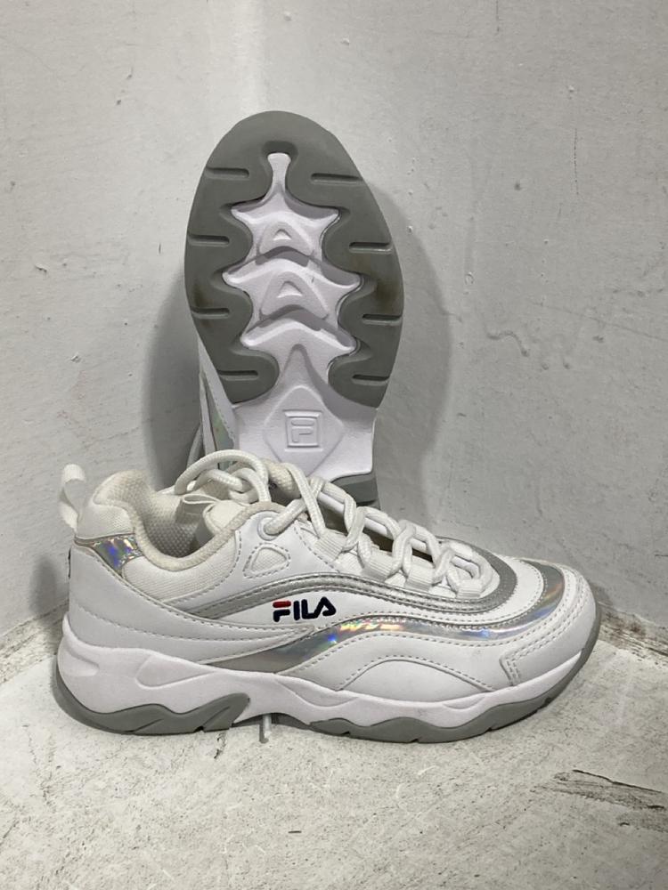 Lot 596  
            Chesterfield SR47 - Parcel Delivery Only 

                
QTY OF ASSORTED SHOES TO INCLUDE CHILDRENS ALL STAR CONVERSE SHOES IN SIZE 12.5 &...