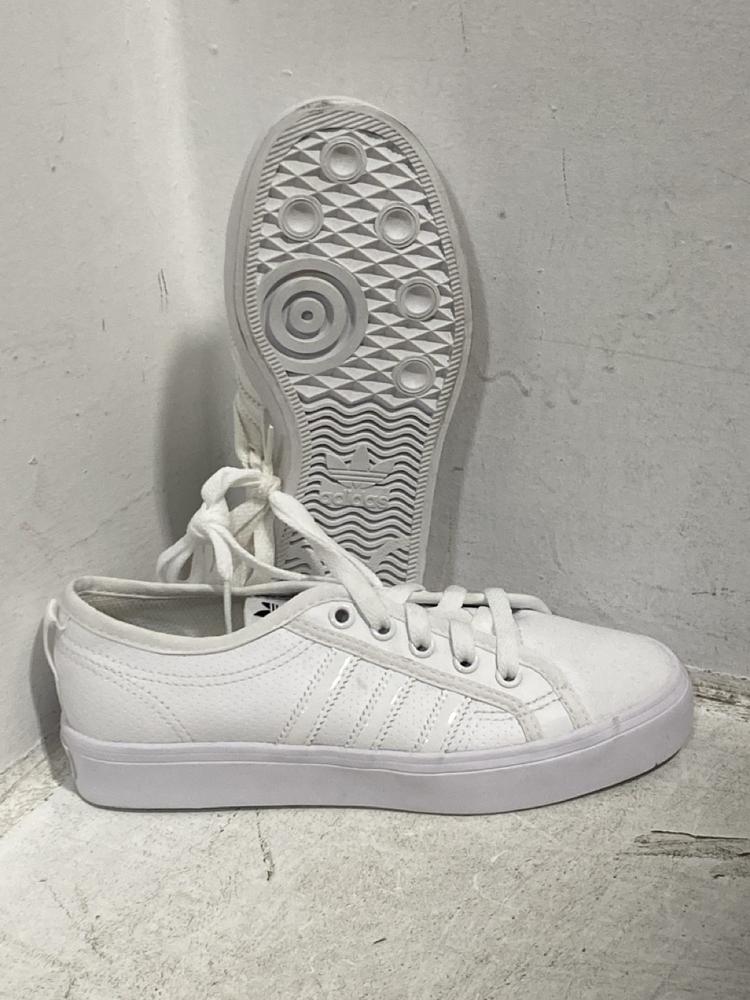 Lot 596  
            Chesterfield SR47 - Parcel Delivery Only 

                
QTY OF ASSORTED SHOES TO INCLUDE CHILDRENS ALL STAR CONVERSE SHOES IN SIZE 12.5 &...