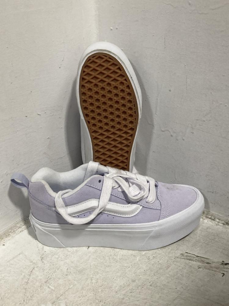 Lot 599  
            Chesterfield SR47 - Parcel Delivery Only 

                
ADIDAS TRAINERS SIZE 8 & 10. AND VANS SHOES SIZE 4.5 & 3. (LOCATION: G4)