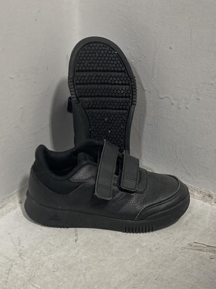 Lot 600  
            Chesterfield SR47 - Parcel Delivery Only 

                
QTY OF ASSORTED SHOES TO INCLUDE CHILDRENS ADIDAS SHOES SIZE 3.5 TO INCLUDE FILA ...