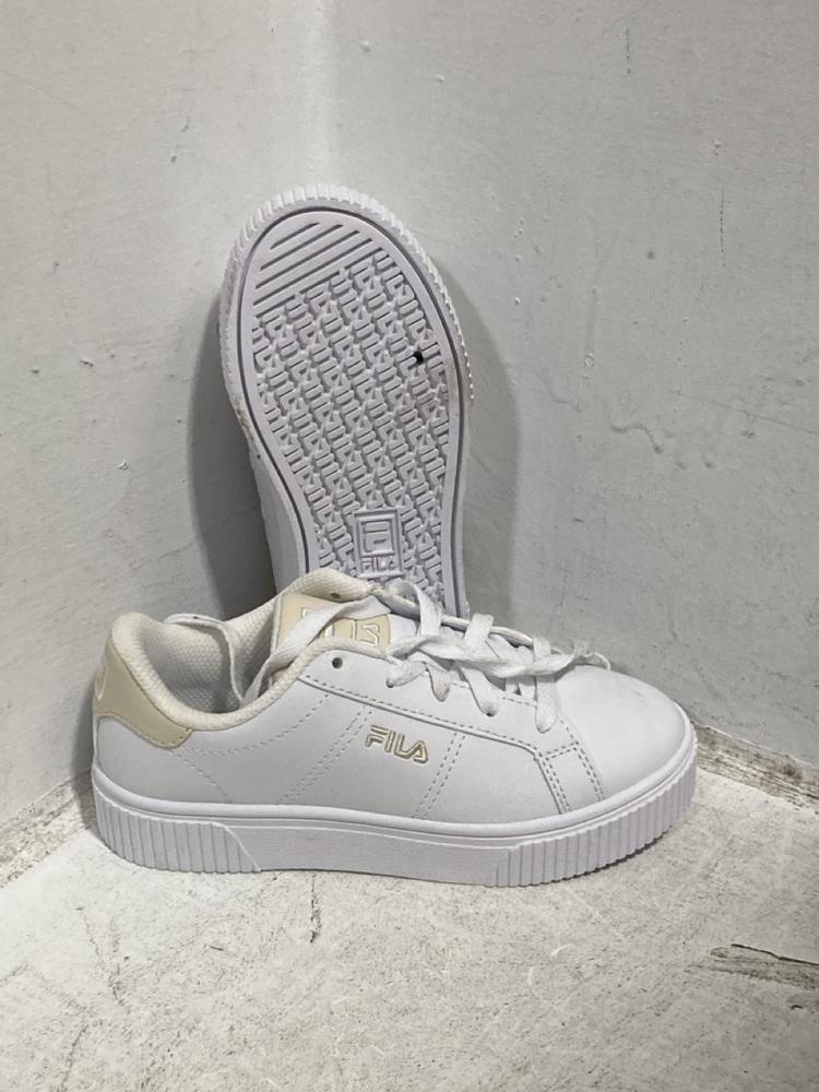 Lot 600  
            Chesterfield SR47 - Parcel Delivery Only 

                
QTY OF ASSORTED SHOES TO INCLUDE CHILDRENS ADIDAS SHOES SIZE 3.5 TO INCLUDE FILA ...