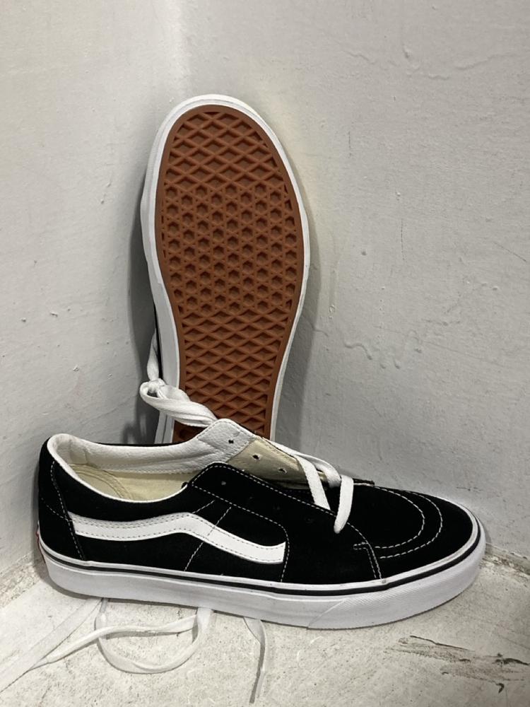 Lot 601  
            Chesterfield SR47 - Parcel Delivery Only 

                
QTY OF ASSORTED SHOES TO INCLUDE ADIDAS SPECIAL TRAINERS IN LIGHT BLUE SIZE 5.5 (...