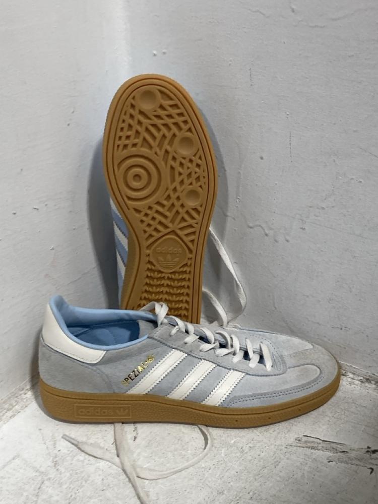 Lot 601  
            Chesterfield SR47 - Parcel Delivery Only 

                
QTY OF ASSORTED SHOES TO INCLUDE ADIDAS SPECIAL TRAINERS IN LIGHT BLUE SIZE 5.5 (... - Image 3