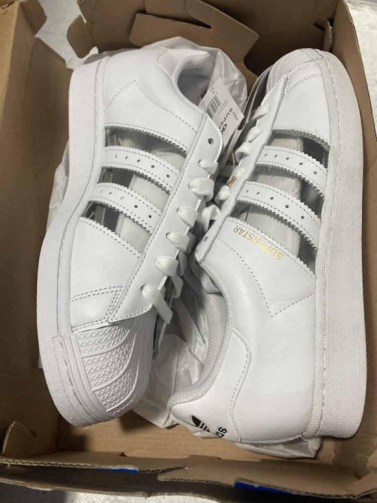 Lot 602  
            Chesterfield SR47 - Parcel Delivery Only 

                
4 X ASSORTED SHOES TO INCLUDE ADIDAS MENS SUPERSTAR 80S TRAINERS IN BURGUNDY SIZE... - Image 4