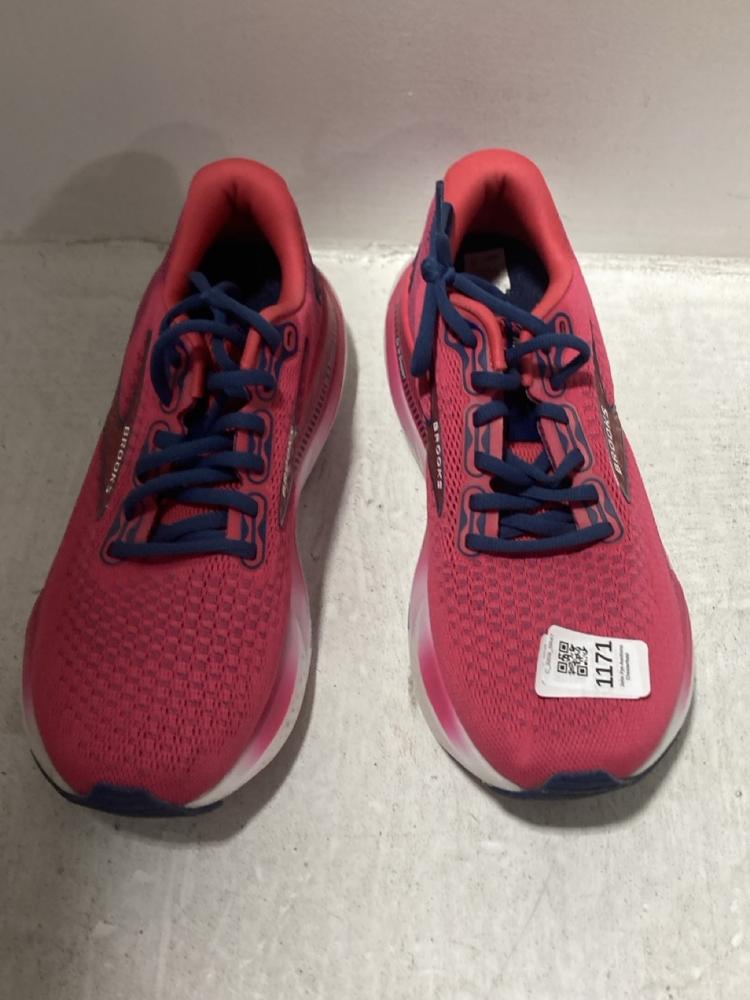 Lot 611  
            Chesterfield SR47 - Parcel Delivery Only 

                
BROOKS RUNNING SHOES IN PINK SIZE 6.5.AND CONVERSE CHUCK TAYLOR ALL STAR TRAINERS... - Image 4