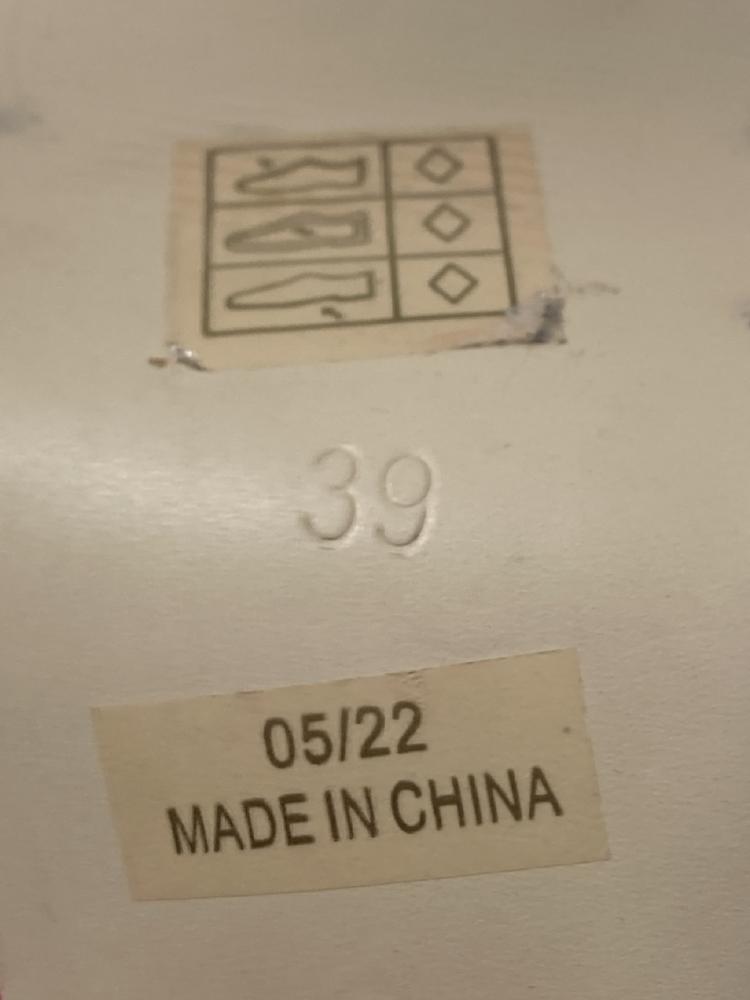 Lot 614  
            Chesterfield SR47 - Parcel Delivery Only 

                
SCHUH WOMENS SERENITY STRAPPY KITTEN HIGH HEELS IN PINK SIZE EU 39 (LOCATION: G5) - Image 4