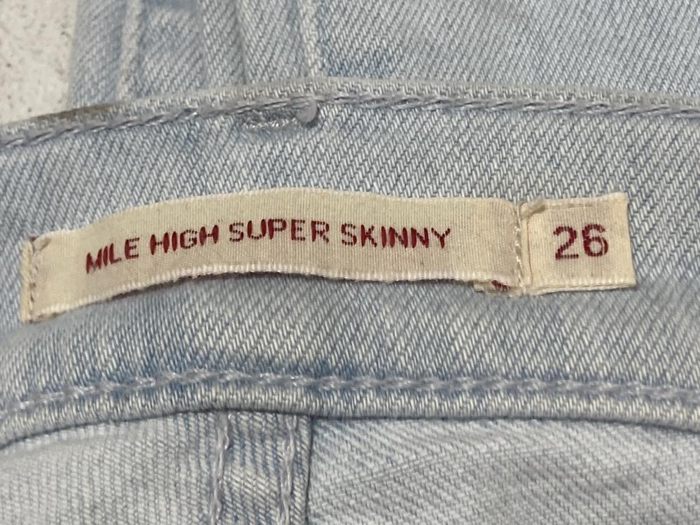 Lot 615  
            Chesterfield SR47 - Parcel Delivery Only 

                
LEVIS MILE HIGH SUPER SKINNY JEANS IN LIGHT DENIM SIZE 26 (LOCATION: G5)