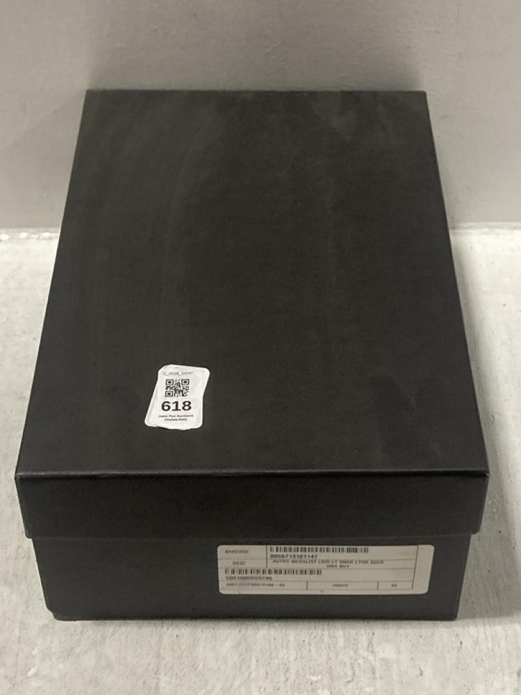 Lot 618  
            Chesterfield SR47 - Parcel Delivery Only 

                
AUTRY MEDALIST LOW TRAINERS IN WHITE SIZE EU 43 ORIGINAL RRP £119 (LOCATION: G5)