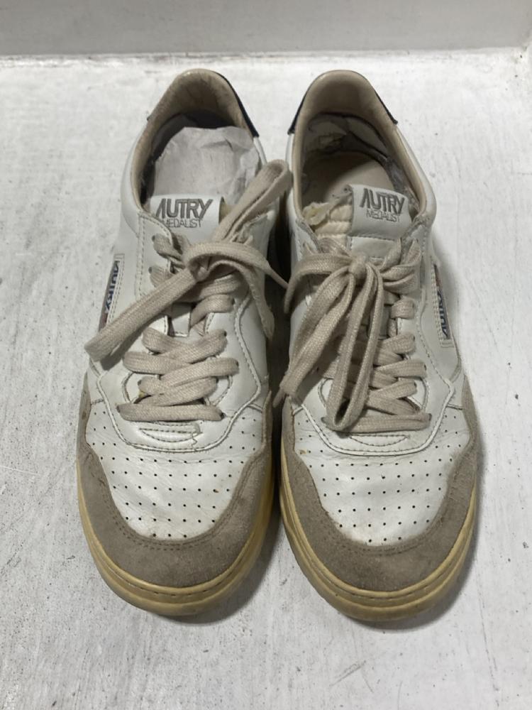 Lot 618  
            Chesterfield SR47 - Parcel Delivery Only 

                
AUTRY MEDALIST LOW TRAINERS IN WHITE SIZE EU 43 ORIGINAL RRP £119 (LOCATION: G5)