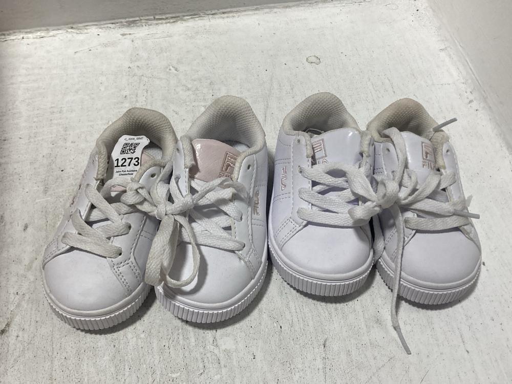 Lot 621  
            Chesterfield SR47 - Parcel Delivery Only 

                
4 X ASSORTED CHILDRENS SHOES TO INCLUDE FILA CHILDRENS TRAINERS IN PINK/WHITE SIZ...