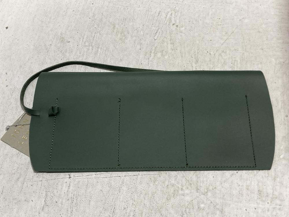 Lot 642  
            Chesterfield SR47 - Parcel Delivery Only 

                
BOX OF JOHN LEWIS LEATHER WATCH ROLLS IN GREEN -80014 (LOCATION: G6)