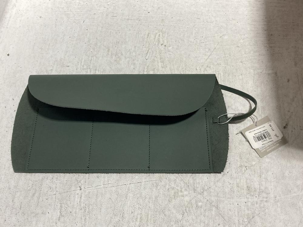 Lot 644  
            Chesterfield SR47 - Parcel Delivery Only 

                
BOX OF JOHN LEWIS LEATHER WATCH ROLLS IN GREEN -80014 (LOCATION: G6)