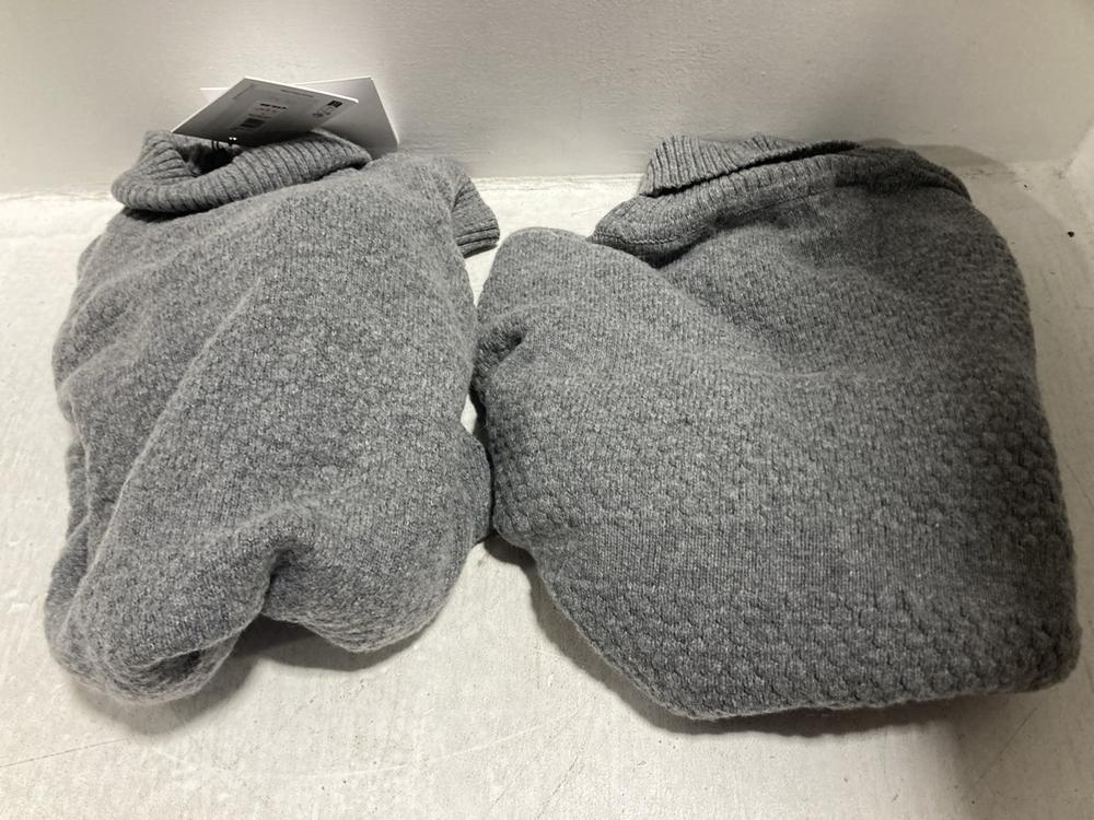 Lot 646  
            Chesterfield SR47 - Parcel Delivery Only 

                
2 X SELECTED HOMME SWEATER IN GREY SIZE XL TOTAL ORIGINAL RRP- £150 - (LOCATION: G6)