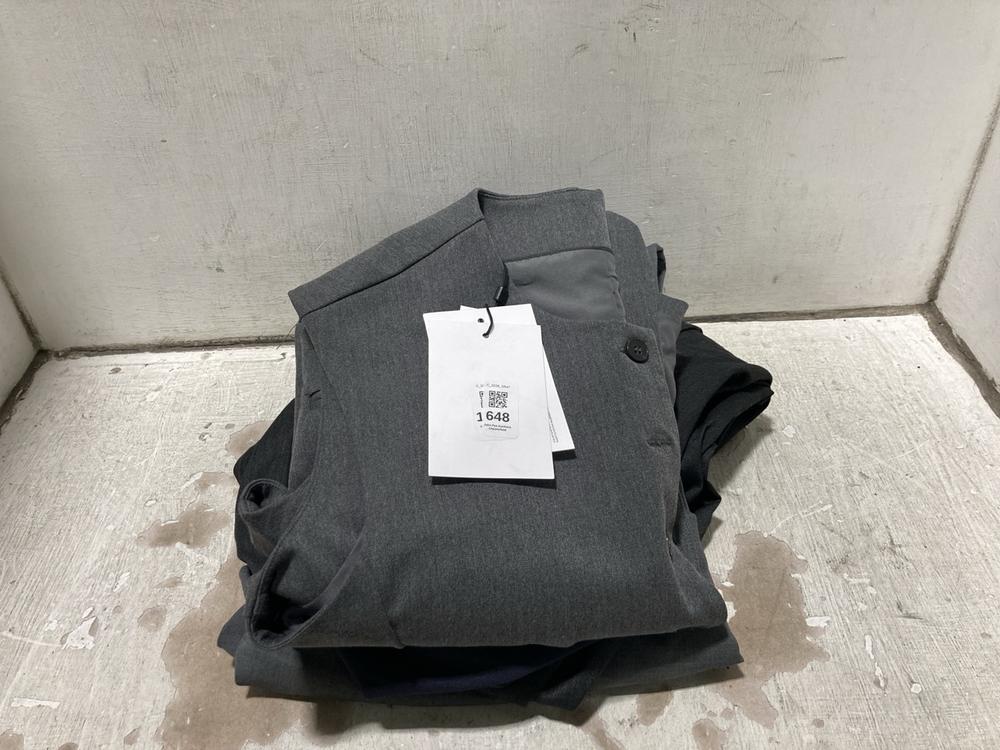 Lot 648  
            Chesterfield SR47 - Parcel Delivery Only 

                
5 X ASSORTED CLOTHING TO INCLUDE SUIT TROUSERS IN NAVY SIZE 32R (LOCATION: G7)