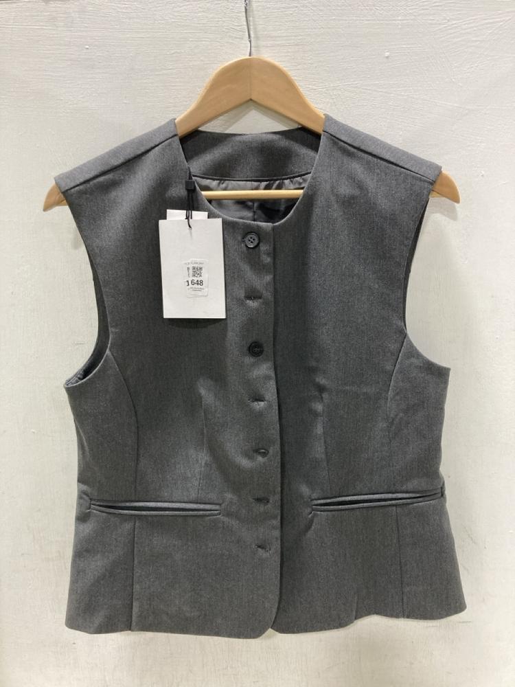 Lot 648  
            Chesterfield SR47 - Parcel Delivery Only 

                
5 X ASSORTED CLOTHING TO INCLUDE SUIT TROUSERS IN NAVY SIZE 32R (LOCATION: G7)