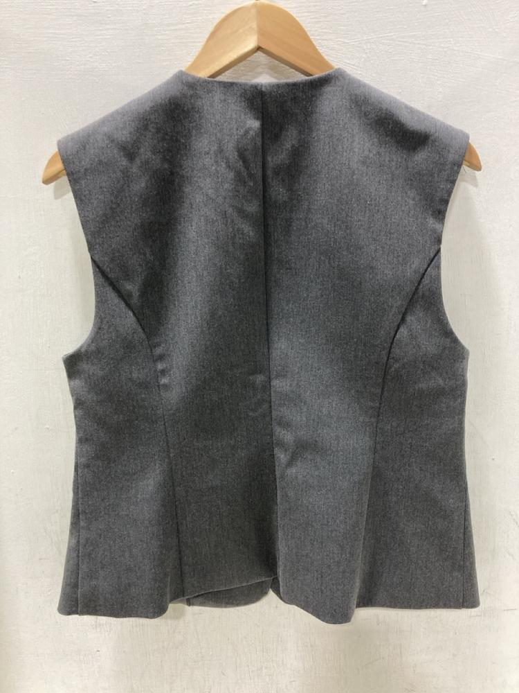 Lot 648  
            Chesterfield SR47 - Parcel Delivery Only 

                
5 X ASSORTED CLOTHING TO INCLUDE SUIT TROUSERS IN NAVY SIZE 32R (LOCATION: G7)