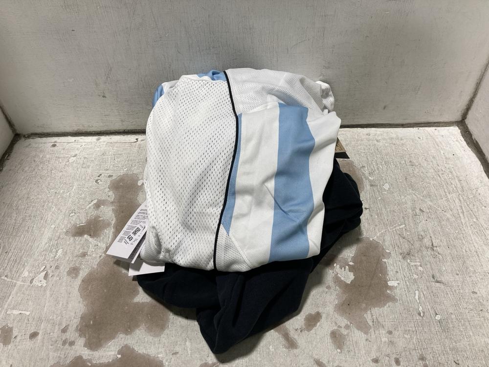 Lot 649  
            Chesterfield SR47 - Parcel Delivery Only 

                
NIKE FOOTBALL TOP IN WHITE/BLUE SIZE L TO INCLUDE AIR JORDAN HOODIE IN BLACK SIZE...