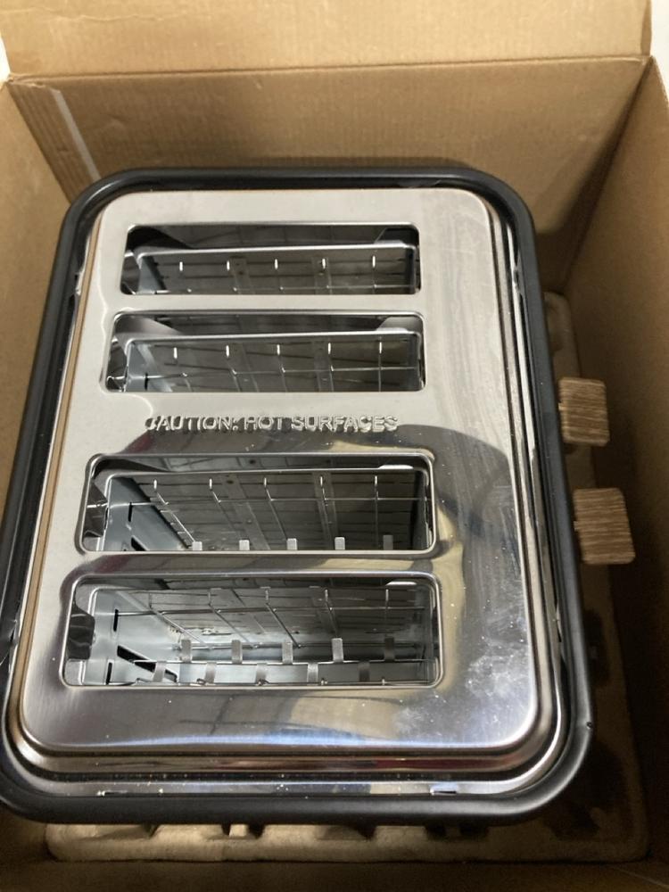 Lot 691  
            Chesterfield SR47 - Parcel Delivery Only 

                
SALTER TORONTO FOUR SLICE TOASTER TO INCLUDE SALTER TORONTO TWO SLICE TOASTER (LO...