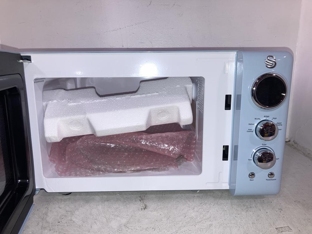 Lot 716  
            Chesterfield SR47 - Parcel Delivery Only 

                
SWAN RETRO 800W MICROWAVE IN BLUE. (LOCATION: G9)