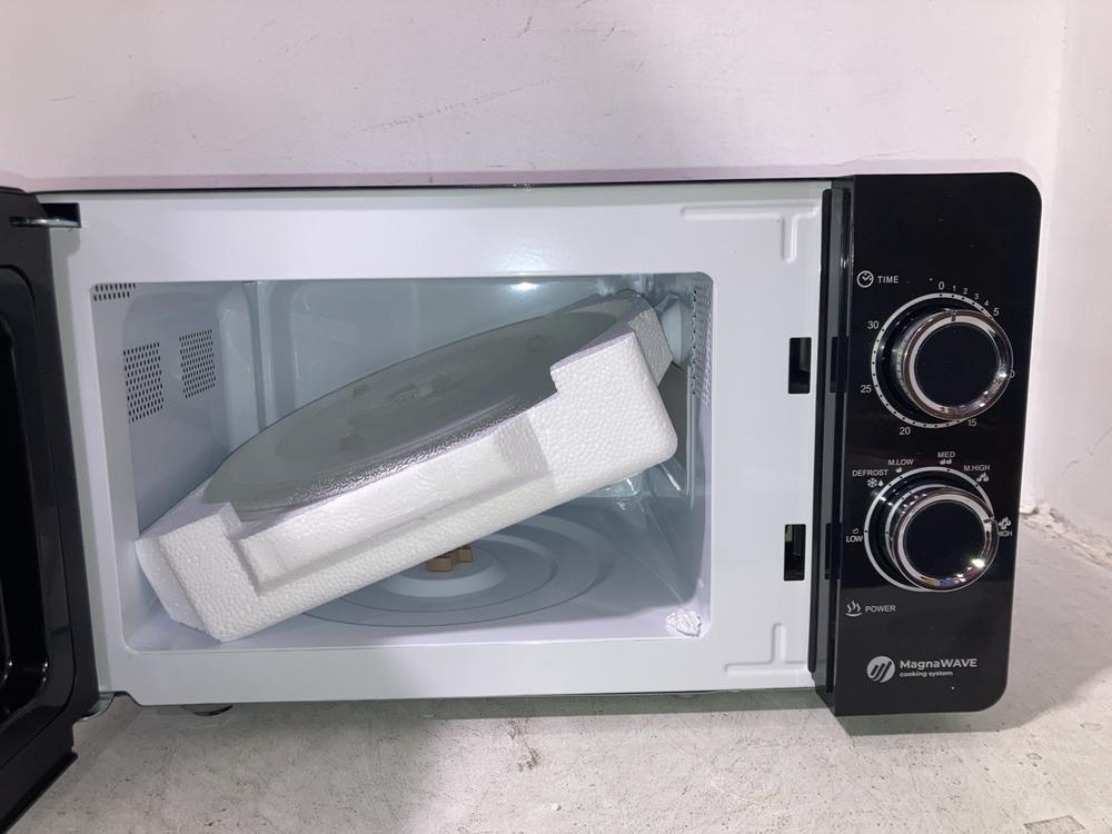 Lot 717  
            Chesterfield SR47 - Parcel Delivery Only 

                
TOWER BLACK 800W MANUAL MICROWAVE. (LOCATION: G9) - Image 3