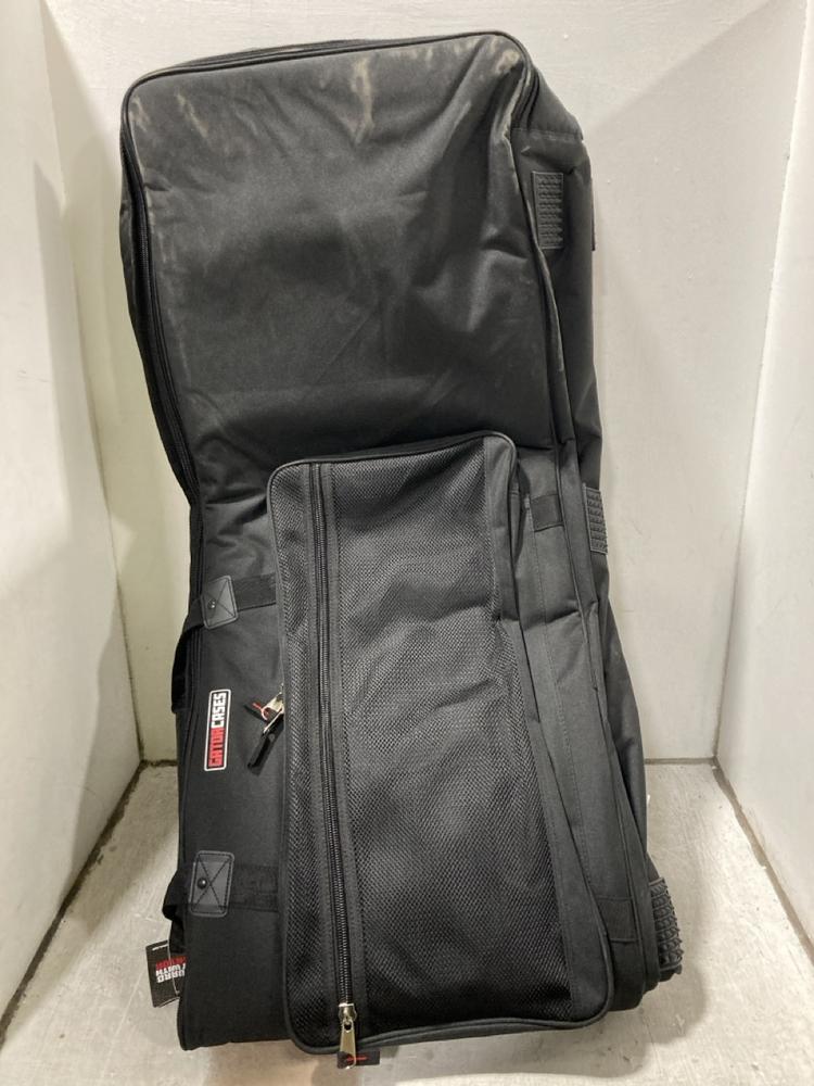 Lot 732  
            Chesterfield SR47 - Parcel Delivery Only 

                
GATOR CASES GTB-88 PADDED GIG BAG FOR 88 NOTE KEYBOARDS (LOCATION: G10)