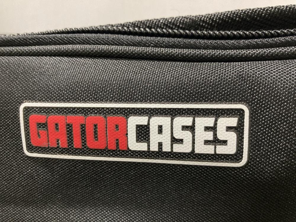 Lot 732  
            Chesterfield SR47 - Parcel Delivery Only 

                
GATOR CASES GTB-88 PADDED GIG BAG FOR 88 NOTE KEYBOARDS (LOCATION: G10)