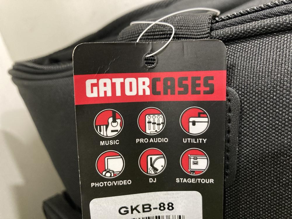 Lot 732  
            Chesterfield SR47 - Parcel Delivery Only 

                
GATOR CASES GTB-88 PADDED GIG BAG FOR 88 NOTE KEYBOARDS (LOCATION: G10)