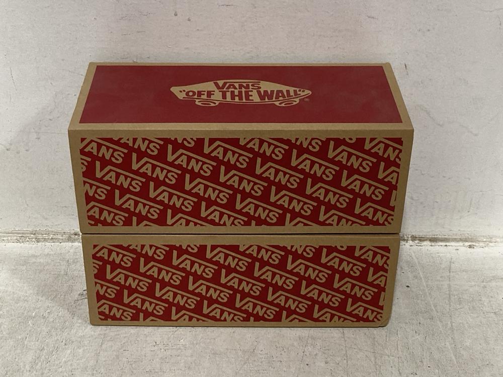 Lot 883  
            Chesterfield SR47 - Parcel Delivery Only 

                
2 X VANS OLD SKOOL TRAINERS IN BLACK UK SIZE 5 (LOCATION: H3) - Image 3