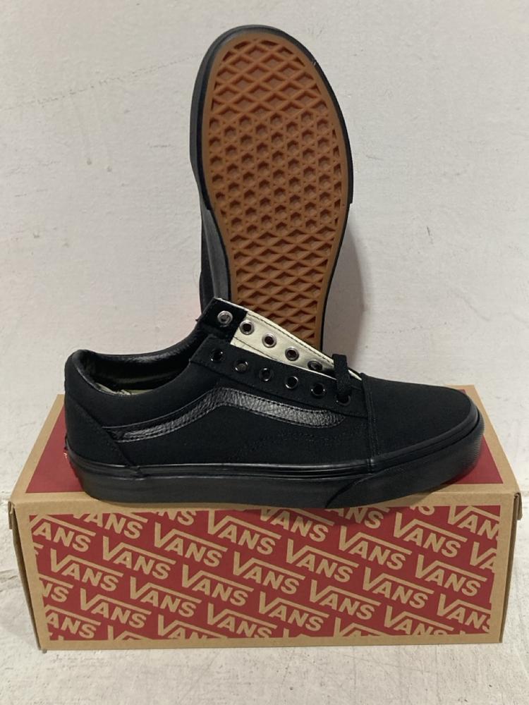 Lot 910  
            Chesterfield SR47 - Parcel Delivery Only 

                
2 X VANS OLD SKOOL TRAINERS IN BLACK UK SIZE 5 (LOCATION: H3) - Image 2