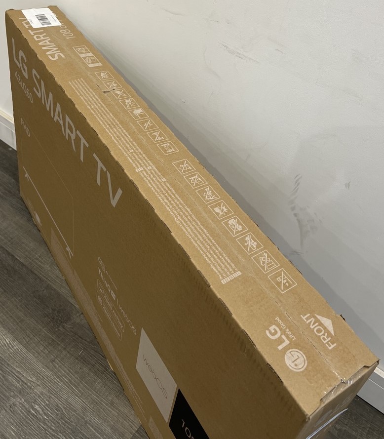 Lot 15  
            Chesterfield Tech - Collection or Optional Delivery Available 

                
LG 43LQ60 43" TV (ORIGINAL RRP - £249.99). (WITH BOX) [JPTC88645] (LOCATION: TECH)