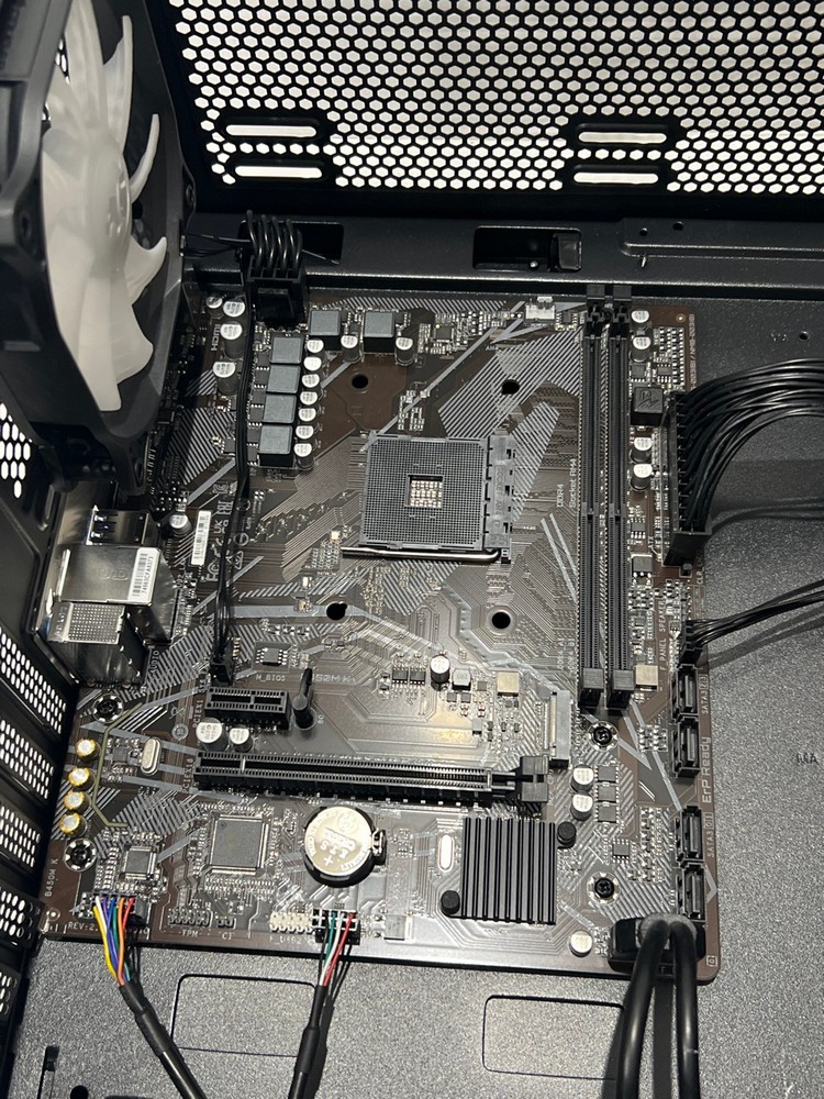 Lot 4  
            Chesterfield Tech - Collection or Optional Delivery Available 

                
WITH MOTHERBOARD AND CPU COOLER PC CASE. (WITH BOX) [JPTC89146] (LOCATION: TECH)