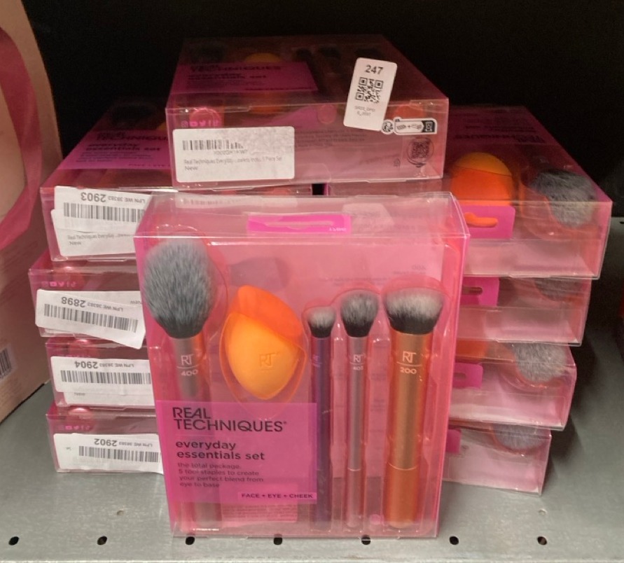 Lot 247  
            Edinburgh SR23 - Delivery Only 

                
10 X REAL TECHNIQUES EVERYDAY ESSENTIALS SET : LOCATION - D