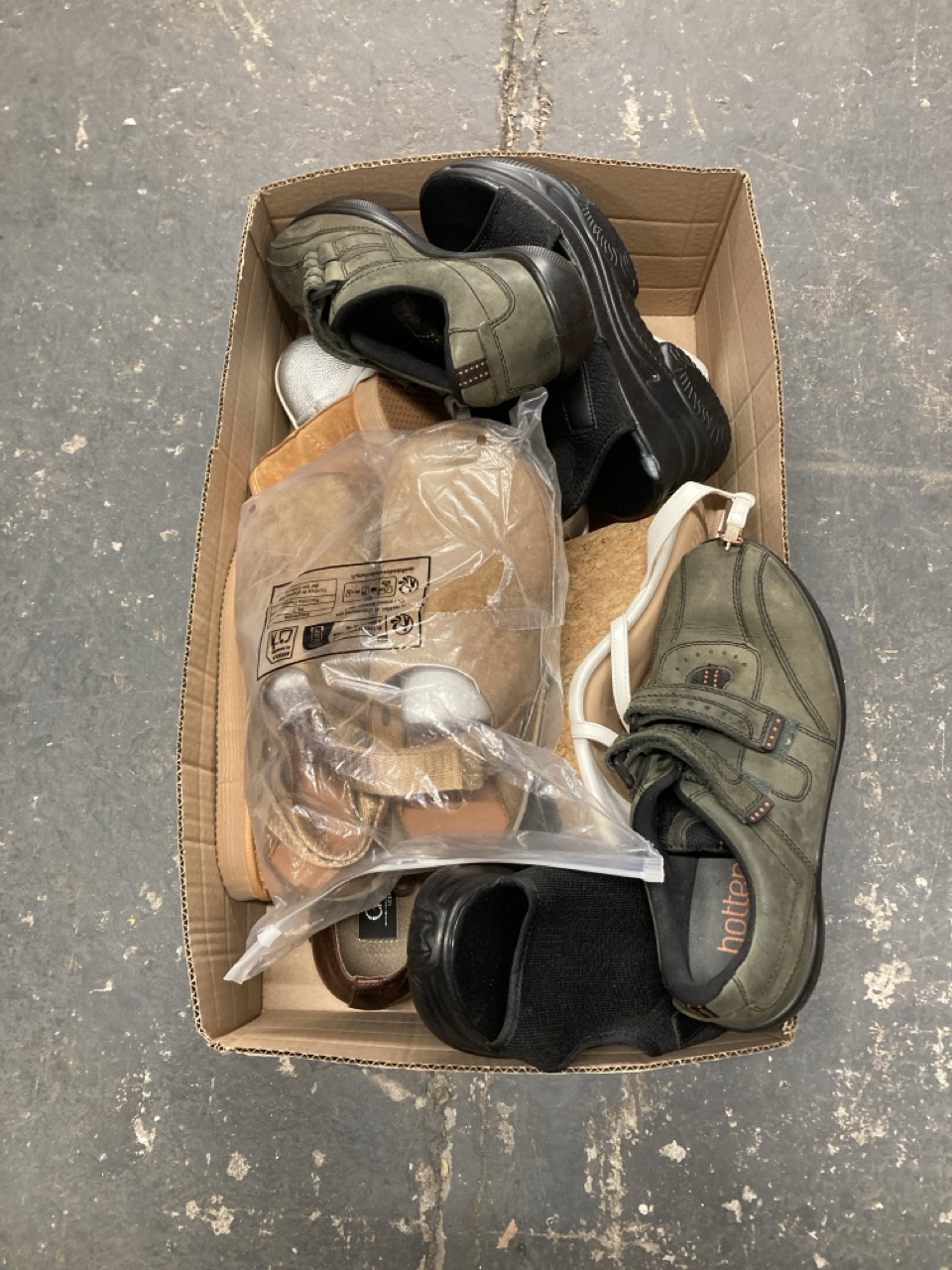 Lot 251  
            Edinburgh SR23 - Delivery Only 

                
QUANTITY OF CLOTHING & APPAREL ITEMS TO INCLUDE PRIMARK WOMEN'S WEDGE HEELS IN WH...