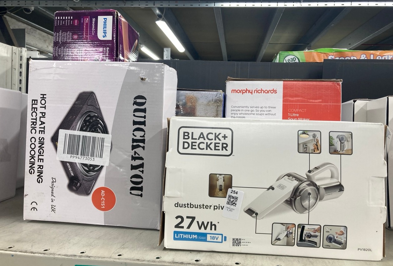 Lot 254  
            Edinburgh SR23 - Delivery Only 

                
QUANTITY OF KITCHEN & APPLIANCES ITEMS TO INCLUDE BLACK+DECKER DUSTBUSTER PIVOT C...