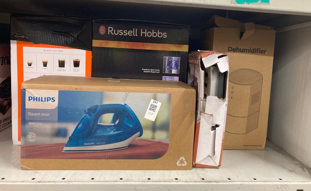 Lot 257  
            Edinburgh SR23 - Delivery Only 

                
QUANTITY OF KITCHEN & APPLIANCES ITEMS TO INCLUDE PHILIPS 3000 SERIES STEAM IRON ...