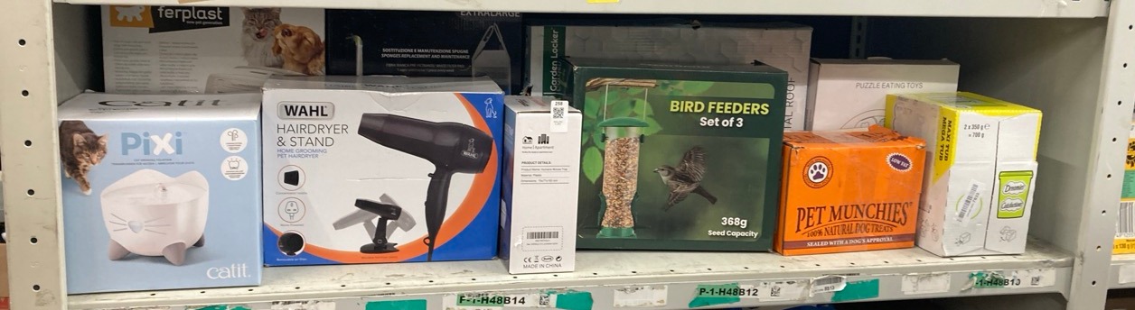 Lot 258  
            Edinburgh SR23 - Delivery Only 

                
QUANTITY OF PET PRODUCTS ITEMS TO INCLUDE WAHL HAIR DRYER WITH STAND, PET DRYER, ...