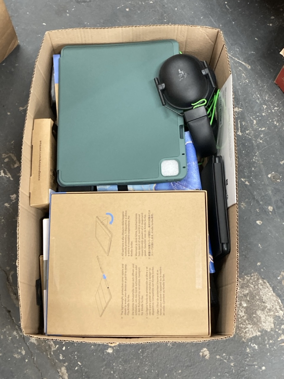 Lot 261  
            Edinburgh SR23 - Delivery Only 

                
QUANTITY OF TECH & GAMING ITEMS TO INCLUDE JTECH GREEN LAPTOP CASE : LOCATION - E