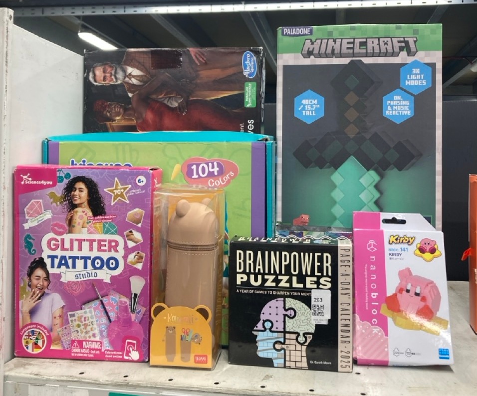 Lot 263  
            Edinburgh SR23 - Delivery Only 

                
QUANTITY OF TOYS & GAMES ITEMS TO INCLUDE MINECRAFT DIAMOND SWORD LIGHT - OFFICIA...