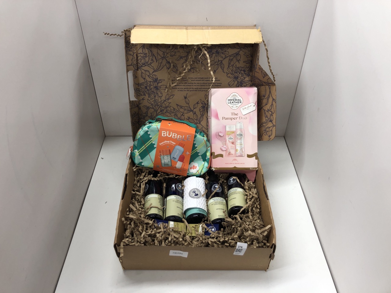 Lot 276  
            Edinburgh SR23 - Delivery Only 

                
QUANTITY OF HEALTH & BEAUTY ITEMS TO INCLUDE IMPERIAL LEATHER THE PAMPER DUO : LO...