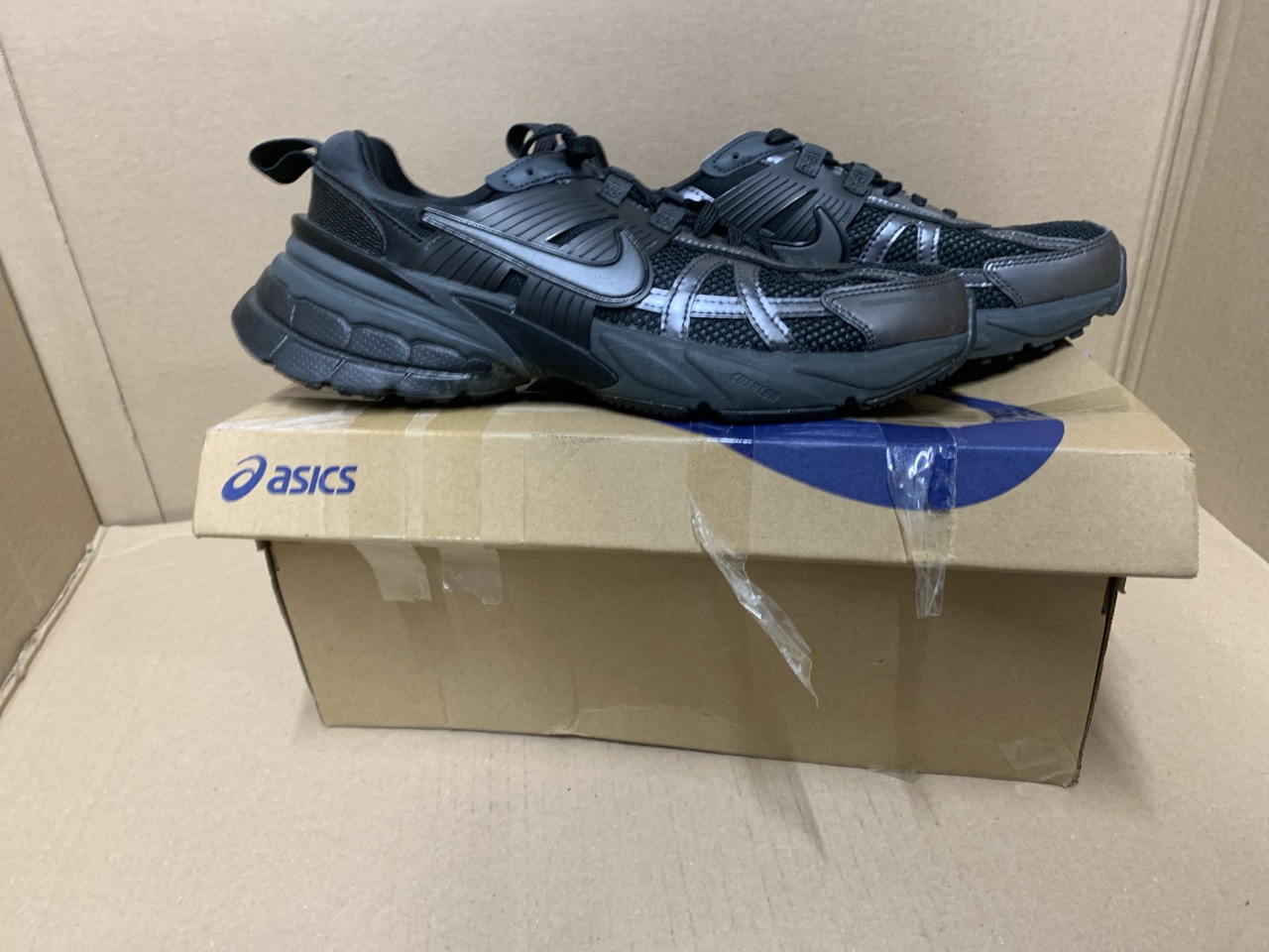 Lot 294  
            Edinburgh SR23 - Delivery Only 

                
ASICS NOVABLAST 5 TOKYO MENS BLUE FADE/EDO PURPLE UK SIZE 10: LOCATION - F