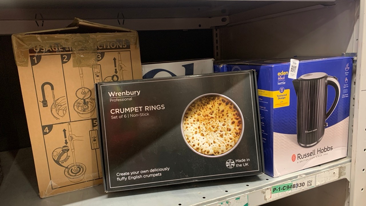 Lot 299  
            Edinburgh SR23 - Delivery Only 

                
QUANTITY OF KITCHEN & APPLIANCES ITEMS TO INCLUDE RUSSELL HOBBS ELECTRIC KETTLE (...