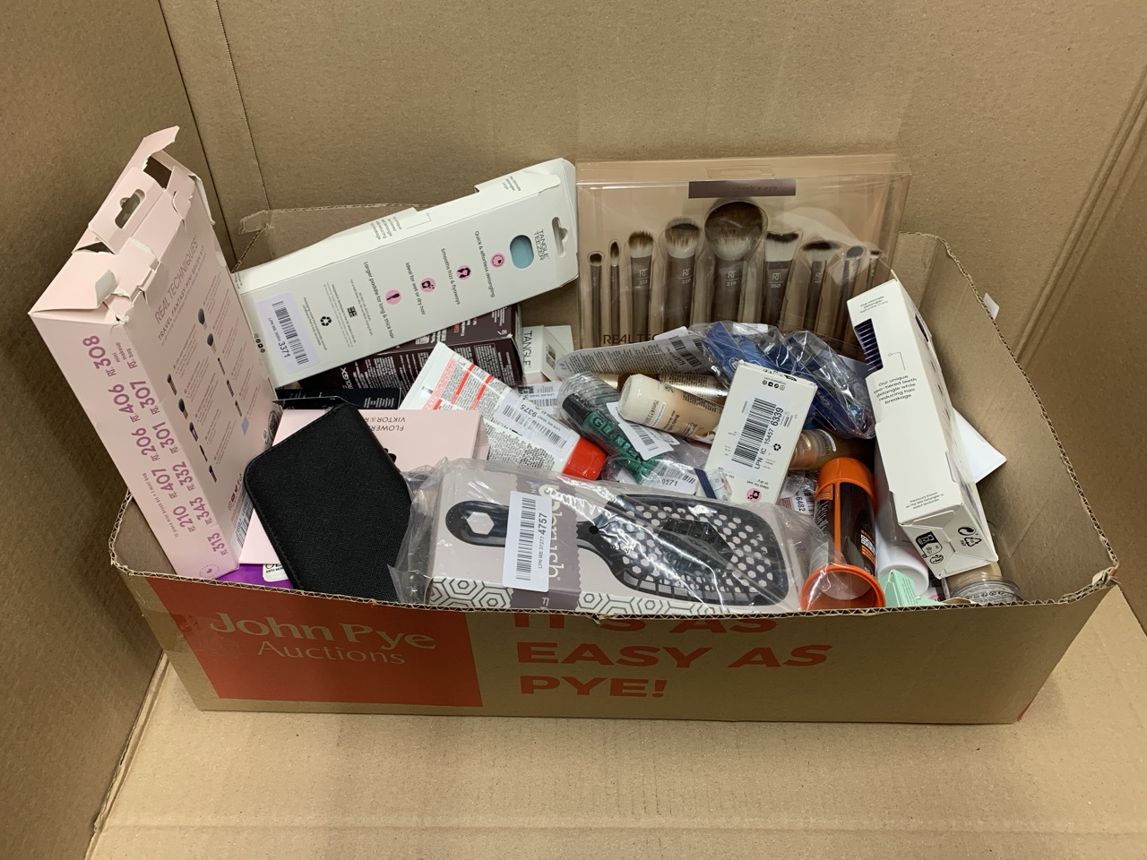 Lot 302  
            Edinburgh SR23 - Delivery Only 

                
QUANTITY OF HEALTH & BEAUTY ITEMS TO INCLUDE REAL TECHNIQUES AU NATURALE MAKEUP B...