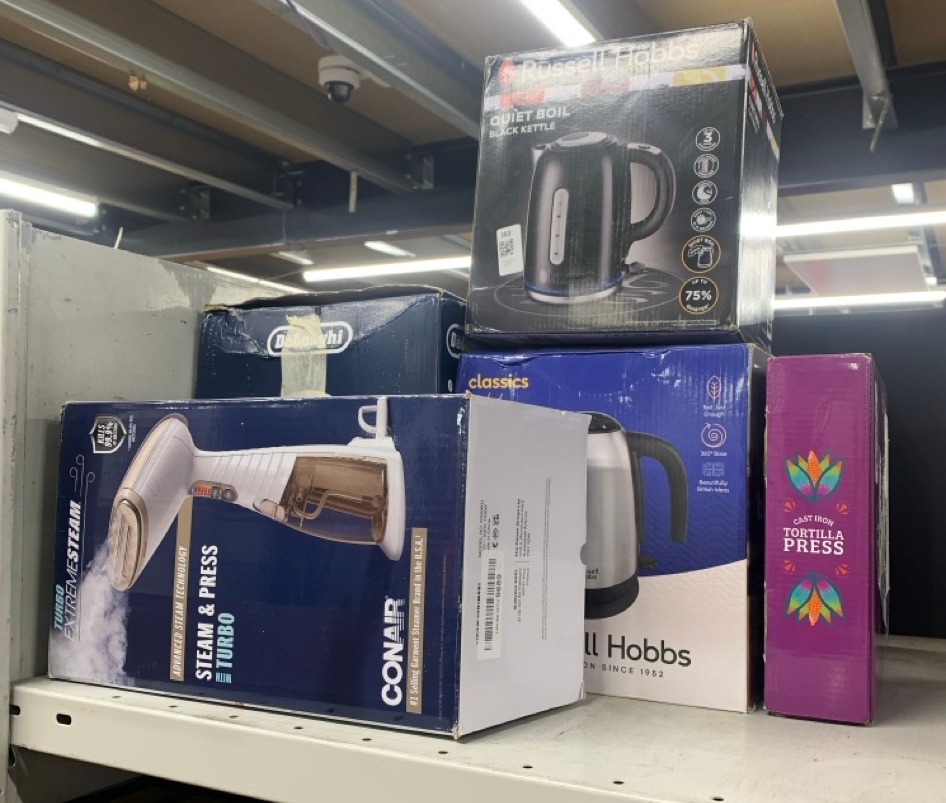 Lot 303  
            Edinburgh SR23 - Delivery Only 

                
QUANTITY OF KITCHEN & APPLIANCES ITEMS TO INCLUDE RUSSELL HOBBS BLACK STAINLESS S...