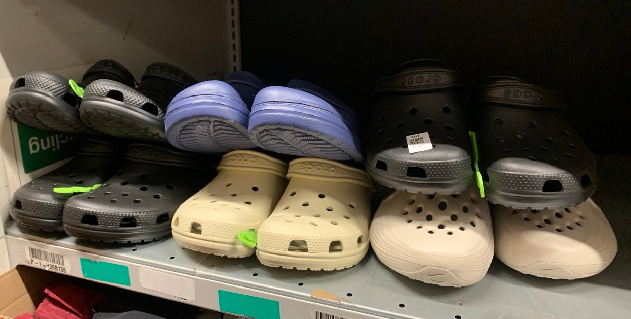 Lot 307  
            Edinburgh SR23 - Delivery Only 

                
QUANTITY OF CLOTHING AND APPAREL TO INCLUDE BLACK CROCS UK SIZE 8: LOCATION - F